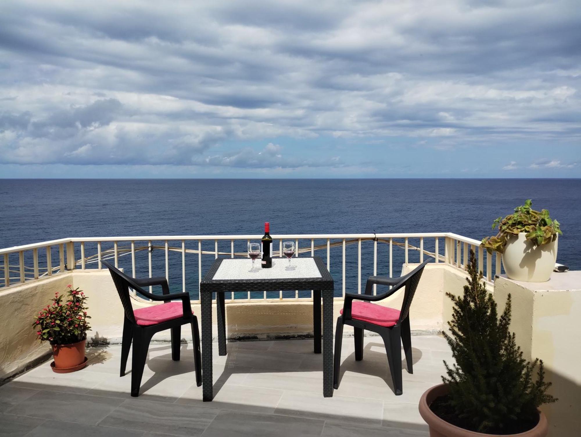 شقة Poseidons Seaview Penthouse Marsalforn المظهر الخارجي الصورة